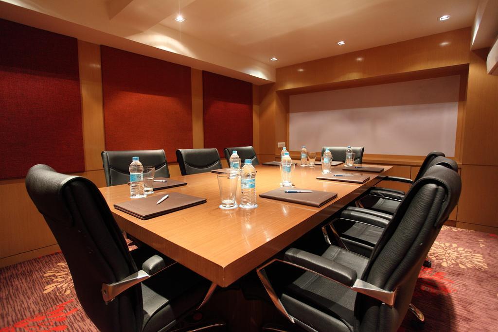 Comfort Inn Legacy Rajkot Exterior photo
